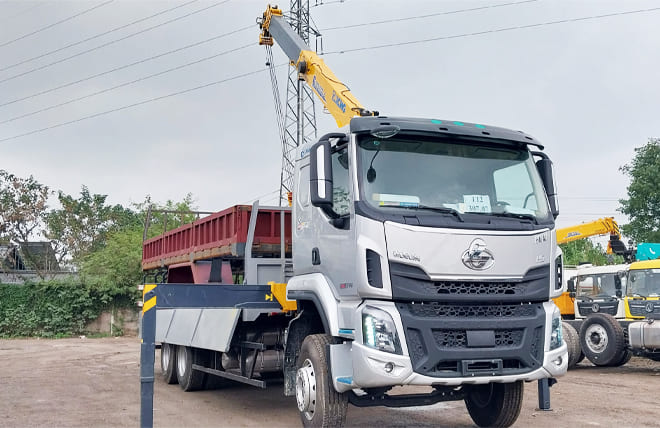 Hình 2: Chenglong H5 3 Chân 9 Tấn Gắn Cần Cẩu XCMG 8 Tấn