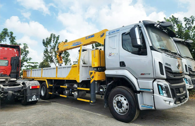 Hình 3: Chenglong H5 3 Chân 9 Tấn Gắn Cần Cẩu XCMG 8 Tấn