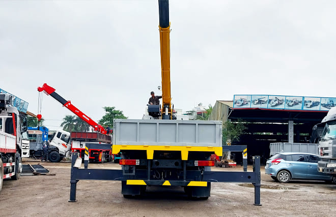 Hình 5: Chenglong H5 3 Chân 9 Tấn Gắn Cần Cẩu XCMG 8 Tấn