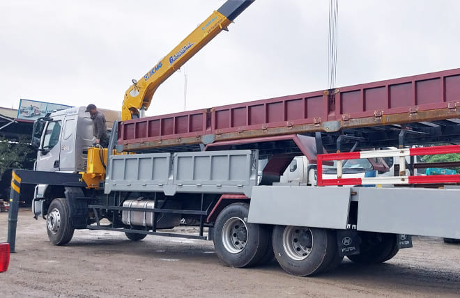 Hình 6: Chenglong H5 3 Chân 9 Tấn Gắn Cần Cẩu XCMG 8 Tấn