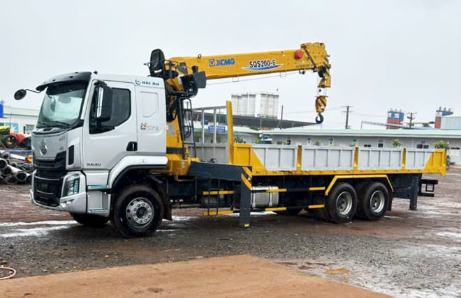 Hình 7: Chenglong H5 3 Chân 9 Tấn Gắn Cần Cẩu XCMG 8 Tấn