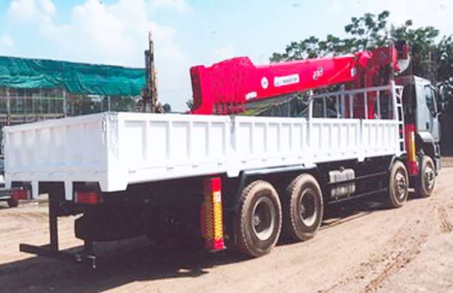 Hình 4: Chenglong H5 4 Chân 9.5 Tấn Gắn Cần Cẩu ATOM 15 Tấn