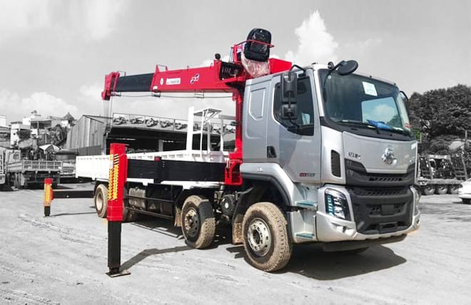 Hình 1: Chenglong H5 4 Chân 9.5 Tấn Gắn Cần Cẩu ATOM 15 Tấn