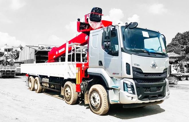 Hình 2: Chenglong H5 4 Chân 9.5 Tấn Gắn Cần Cẩu ATOM 15 Tấn