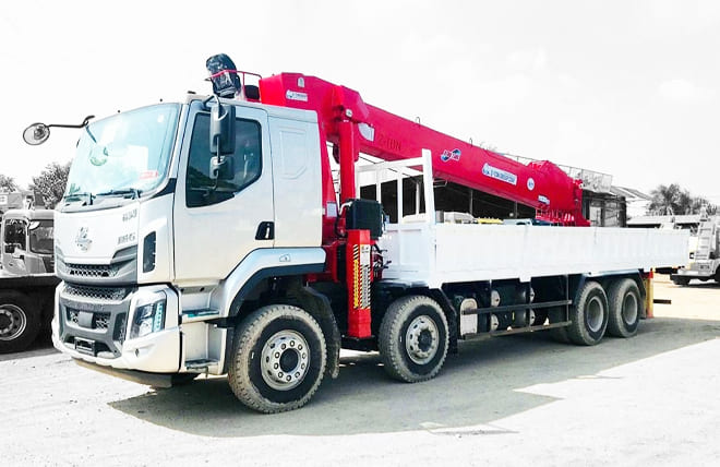 Hình 5: Chenglong H5 4 Chân 9.5 Tấn Gắn Cần Cẩu ATOM 15 Tấn