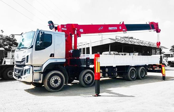 Hình 6: Chenglong H5 4 Chân 9.5 Tấn Gắn Cần Cẩu ATOM 15 Tấn