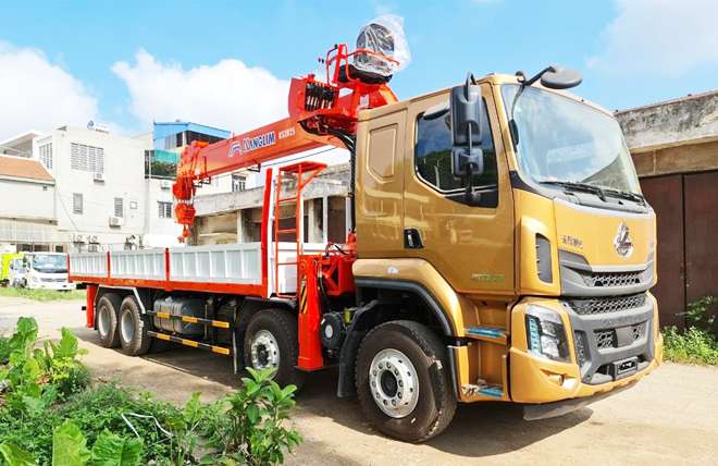 Hình 1: Chenglong H5 4 Chân 11 Tấn Gắn Cần Cẩu Kanglim 12 Tấn