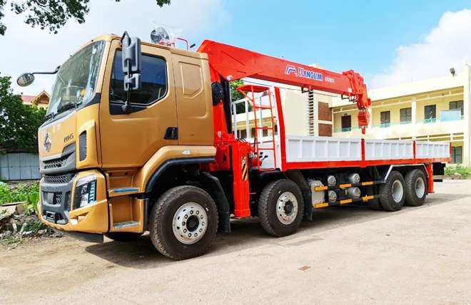 Hình 4: Chenglong H5 4 Chân 11 Tấn Gắn Cần Cẩu Kanglim 12 Tấn
