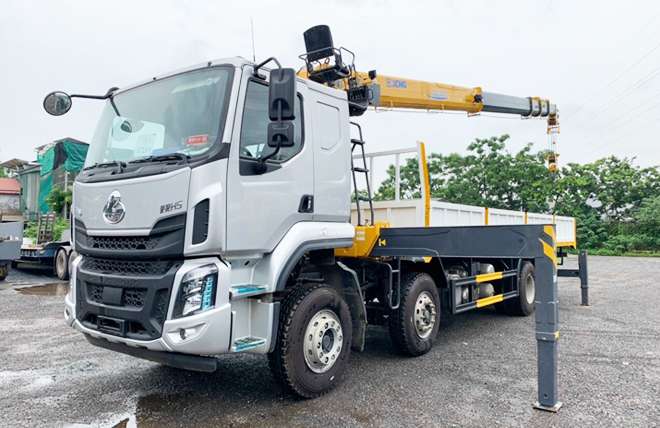 Hình 1: Chenglong H5 4 Chân 12 Tấn Gắn Cần Cẩu XCMG 12 Tấn