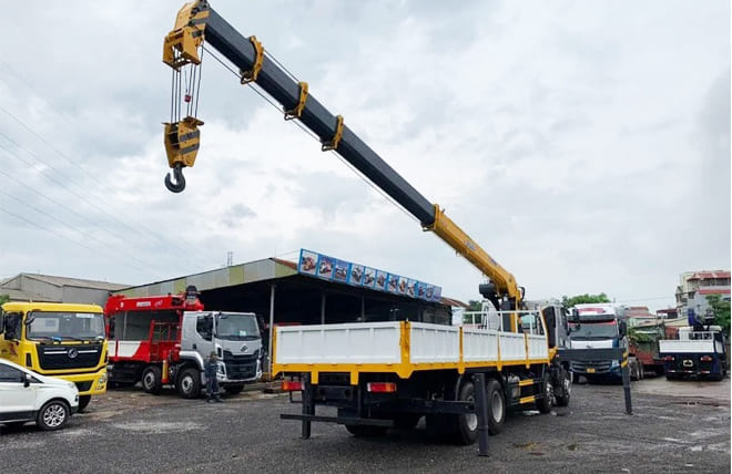 Hình 2: Chenglong H5 4 Chân 12 Tấn Gắn Cần Cẩu XCMG 12 Tấn