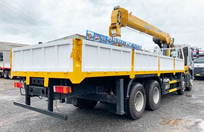 Hình 3: Chenglong H5 4 Chân 12 Tấn Gắn Cần Cẩu XCMG 12 Tấn