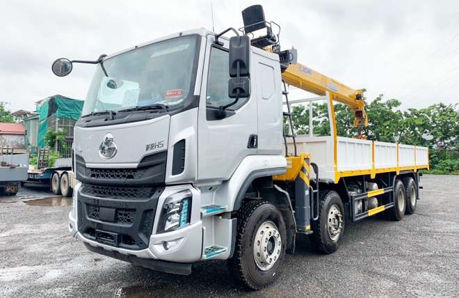 Hình 4: Chenglong H5 4 Chân 12 Tấn Gắn Cần Cẩu XCMG 12 Tấn