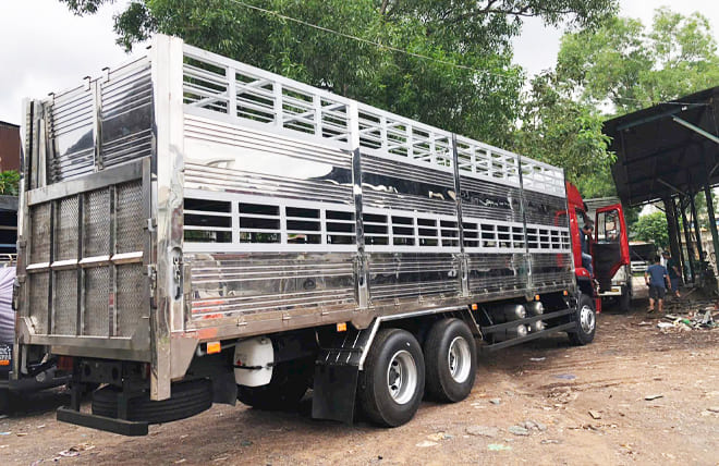 Hình 3: Chenglong H5 3 Chân 12 Tấn Chở Lợn - Heo Thùng 9m5