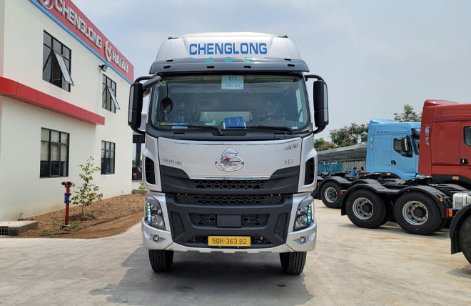 Hình 1: Chenglong H5 3 Chân Cầu Lết 13.5 Tấn Thùng Kín Cont 9m9