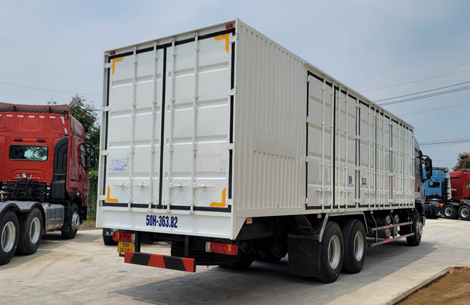 Hình 3: Chenglong H5 3 Chân Cầu Lết 13.5 Tấn Thùng Kín Cont 9m9