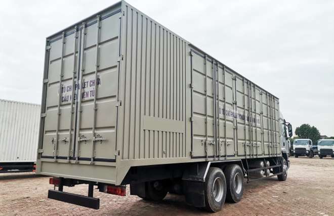 Hình 3: Ngoại Thất Chenglong H5 260Hp 3 Chân Cầu Lết 13.2 Tấn Thùng Kín Pallet 9m9