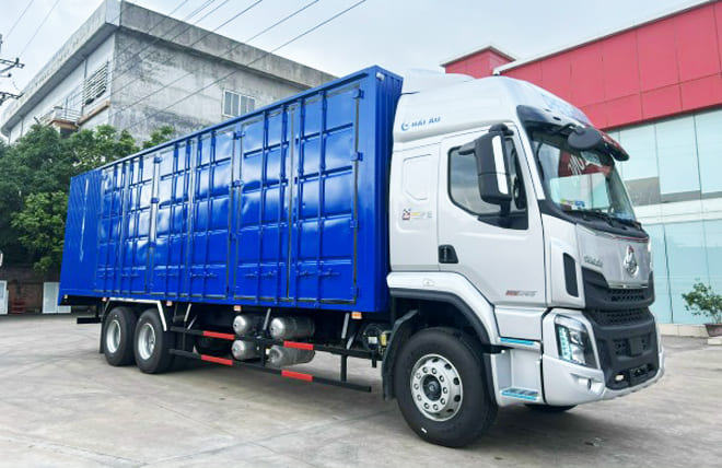Hình 1: Ngoại Thất Chenglong H5 260Hp 3 Chân Cầu Lết 13.2 Tấn Thùng Kín Pallet 9m9