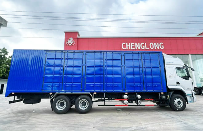 Hình 2: Ngoại Thất Chenglong H5 260Hp 3 Chân Cầu Lết 13.2 Tấn Thùng Kín Pallet 9m9