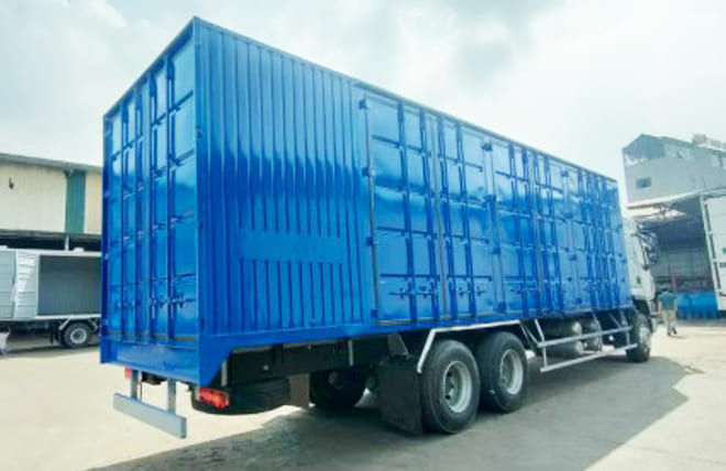 Hình 4: Ngoại Thất Chenglong H5 260Hp 3 Chân Cầu Lết 13.2 Tấn Thùng Kín Pallet 9m9