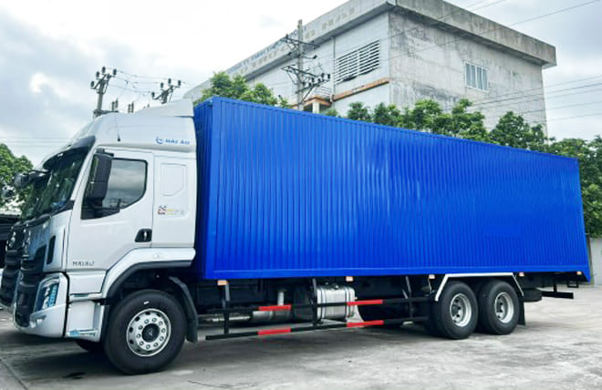 Hình 10: Ngoại Thất Chenglong H5 260Hp 3 Chân Cầu Lết 13.2 Tấn Thùng Kín Pallet 9m9