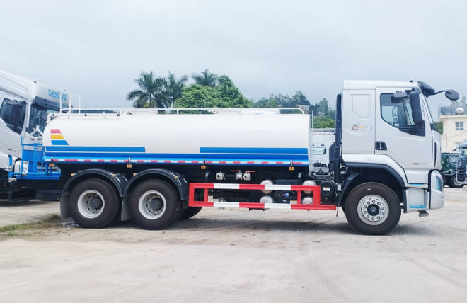 Hình 2: Xe Xi Téc Phun Nước Chenglong H5 3 Chân Bồn 13 Khối