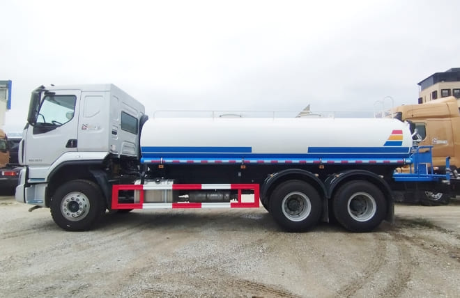 Hình 4: Xe Xi Téc Phun Nước Chenglong H5 3 Chân Bồn 13 Khối
