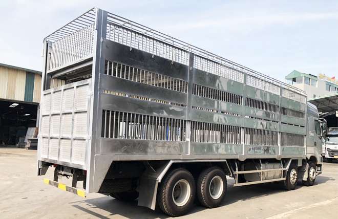 Hình 4: Chenglong H7 4 Chân 14.3 Tấn Chở Gia Súc 9m4