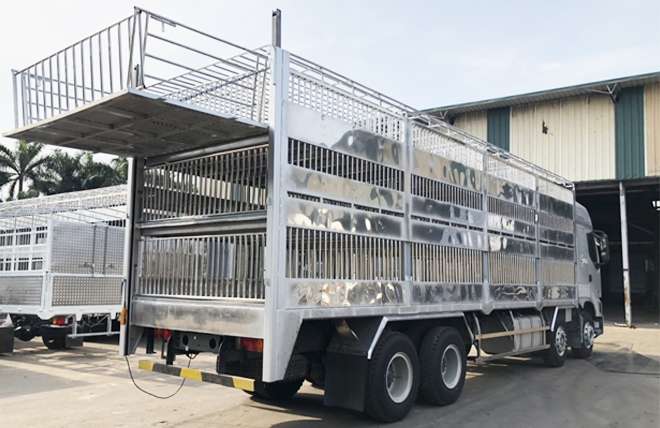 Hình 2: Chenglong H7 4 Chân 14.3 Tấn Chở Gia Súc 9m4