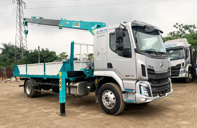Hình 1: Xe Chenglong M3 8 Tấn Gắn Cần Cẩu Hyundai 5 Tấn