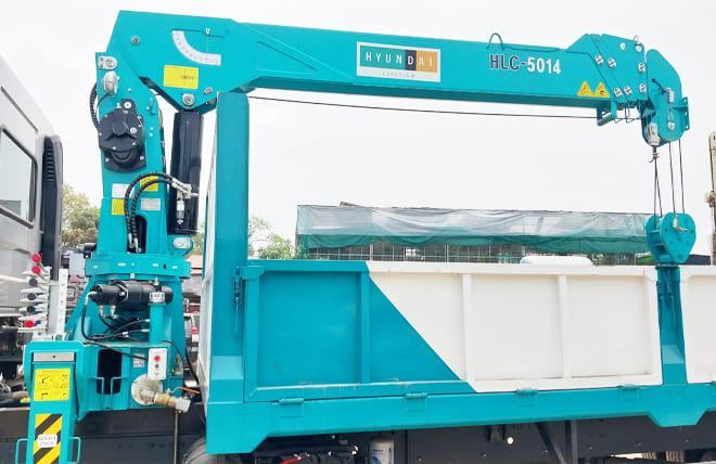Hình 5: Xe Chenglong M3 8 Tấn Gắn Cần Cẩu Hyundai 5 Tấn