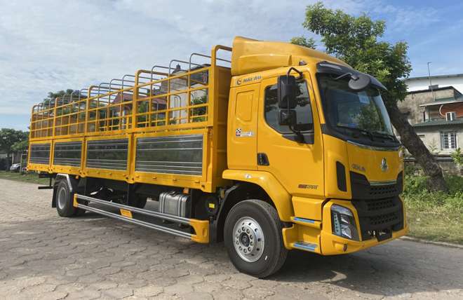 Hình 1: Chenglong M3 180Hp 8.3 Tấn Thùng Mui Bat 9m9