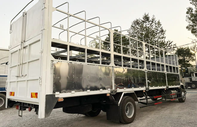 Hình 3: Xe Chở Mô Tô Xe Máy Chenglong M3 6.4 Tấn Thùng 9m8