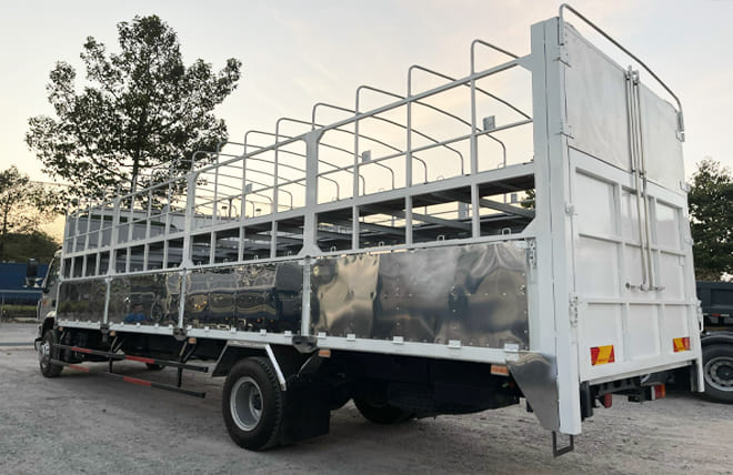 Hình 4: Xe Chở Mô Tô Xe Máy Chenglong M3 6.4 Tấn Thùng 9m8