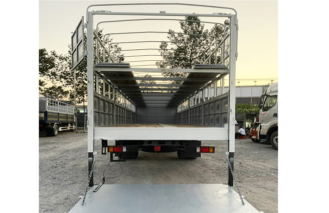 Hình 5: Xe Chở Mô Tô Xe Máy Chenglong M3 6.4 Tấn Thùng 9m8