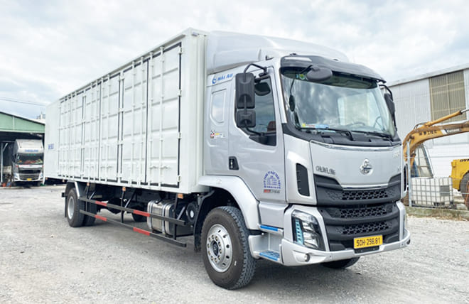 Chenglong M3 4 Máy 200HP 7.4 Tấn Thùng Kín Cont 9m9