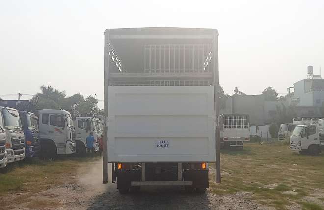 Hình 7: Chenglong M3 200Hp 6 Tấn Thùng Chở Gia Súc 8m
