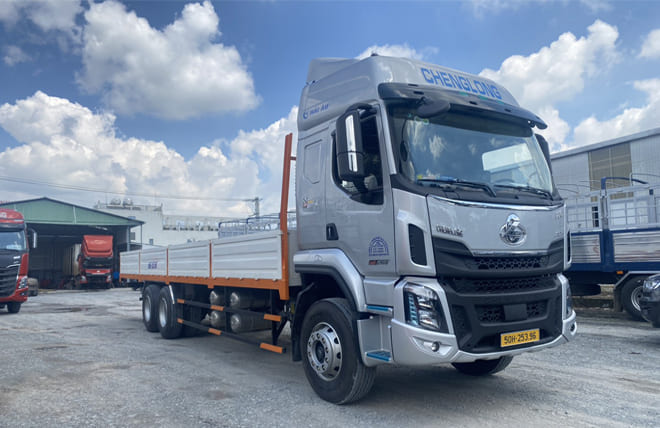Hình 1: Chenglong H5 3 Chân Cầu Lết 15 Tấn Thùng Lửng 9m9