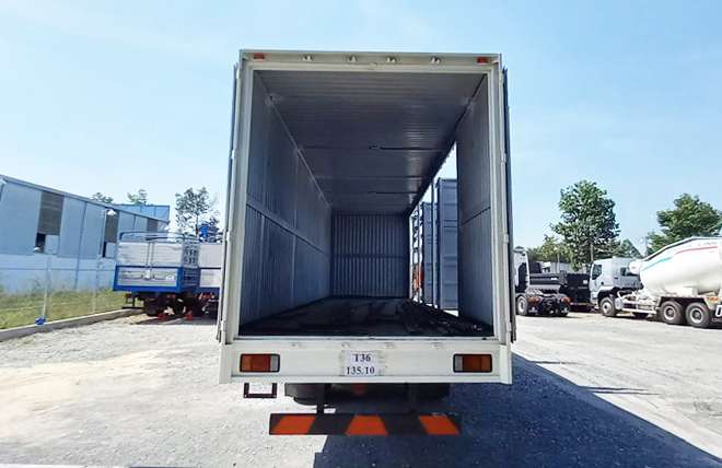 Hình 10: Ngoại Thất Chenglong M3 6 Máy 200Hp 7.1 Tấn Thùng Kín Chở Pallet 9m9
