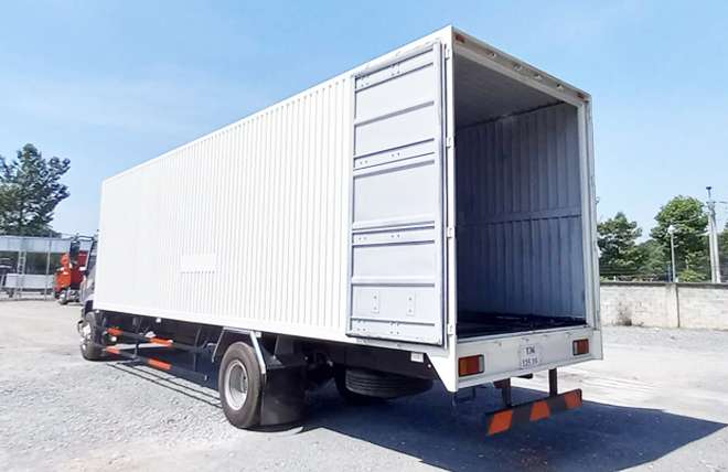 Hình 11: Ngoại Thất Chenglong M3 6 Máy 200Hp 7.1 Tấn Thùng Kín Chở Pallet 9m9