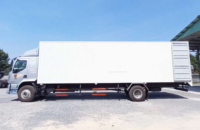 Hình 12: Ngoại Thất Chenglong M3 6 Máy 200Hp 7.1 Tấn Thùng Kín Chở Pallet 9m9