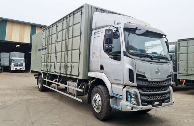 Hình 1: Ngoại Thất Chenglong M3 6 Máy 200Hp 7.6 Tấn Thùng Kín Chở Pallet 8m2