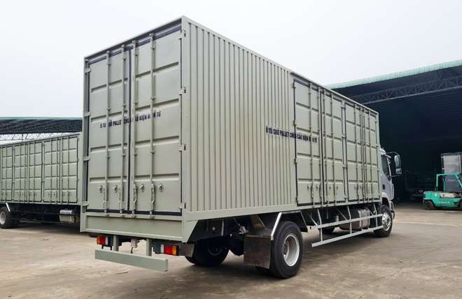 Hình 3: Ngoại Thất Chenglong M3 6 Máy 200Hp 7.6 Tấn Thùng Kín Chở Pallet 8m2