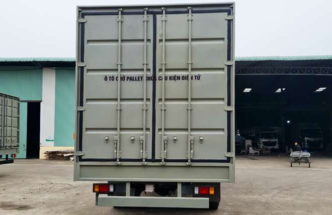 Hình 6: Nội Thất Chenglong M3 6 Máy 200Hp 7.6 Tấn Thùng Kín Chở Pallet 8m2