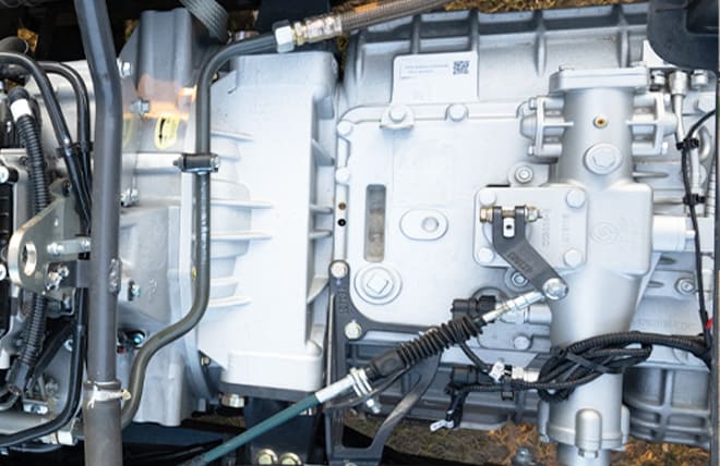 Hộp số: Xe được trang bị hộp số 12 cấp với tỷ số truyền được tối ưu hóa