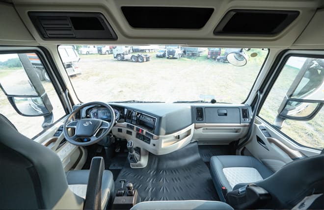 Không gian cabin của Chenglong H5 360Hp được thiết kế với sự thoải mái và tiện nghi