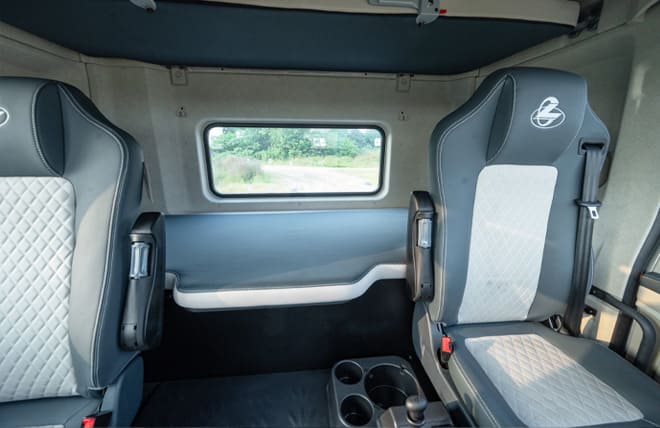 Phía sau ghế lái là khoang nghỉ ngơi rộng rãi, với giường nằm êm ái