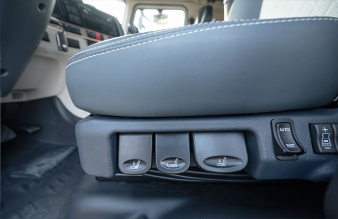 Ghế lái được thiết kế theo tiêu chuẩn cao cấp, có khả năng điều chỉnh nhiều hướng