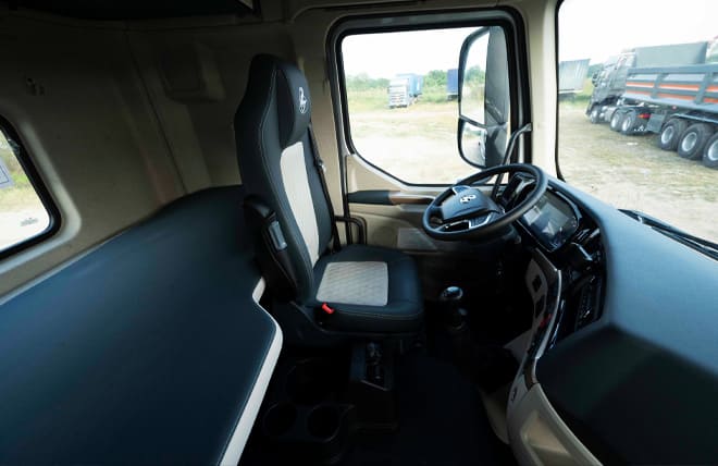 Ghế lái của xe được bọc da cao cấp, có khả năng điều chỉnh nhiều hướng