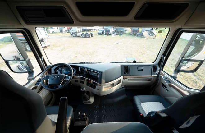 Xe Đầu Kéo 1 Cầu Chenglong H5 310Hp Với Thiết Kế Ngoại Thất Mạnh Mẽ Và Hiện Đại