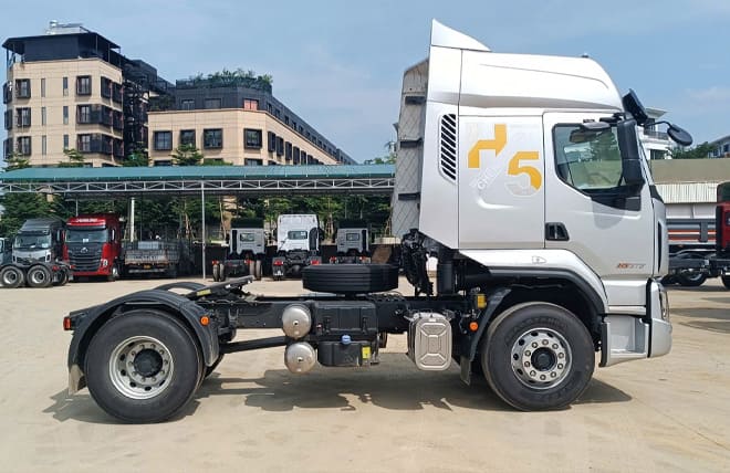 Xe Đầu Kéo 1 Cầu Chenglong H5 310Hp Với Thiết Kế Ngoại Thất Mạnh Mẽ Và Hiện Đại